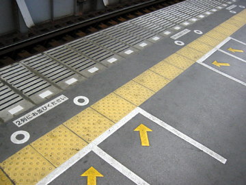Position marks in Nakameguro Station (Tōkyū)